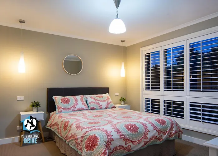 Stylish Lake Front House - 3Br