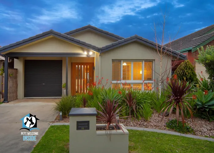 Stylish Lake Front House - 3Br