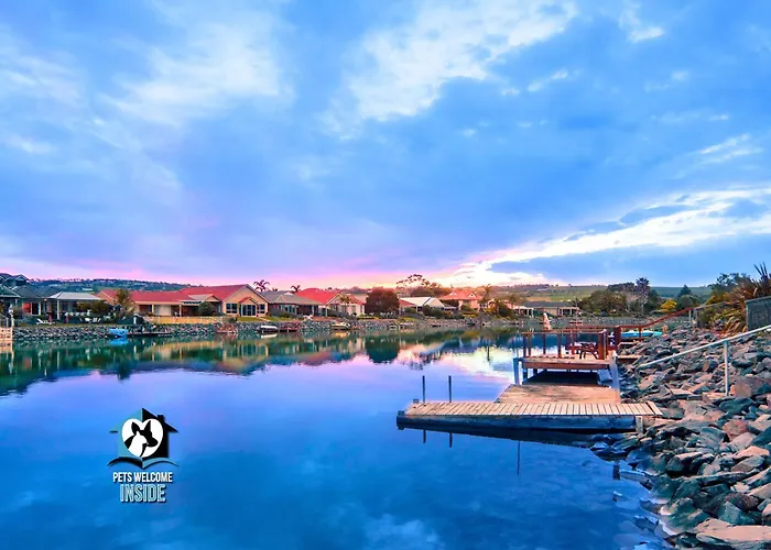 Stylish Lake Front House - 3Br